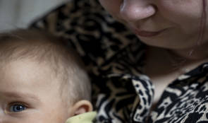 Kovat kivut veivät Iinan synnytyksen jälkeen ensikotiin – nyt vauva halutaan huostaanottaa, mutta Iina ei ymmärrä syytä