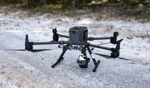 Poliisi ja puolustusvoimat ovat alkaneet pudottaa väärissä paikoissa lentäviä drooneja häirintälaitteilla
