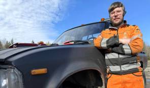 Sami Wirtanen, 26, korjaa metsiin hylättyjä autoja – 42 vuotta vanha auto on yhä kelpo menopeli