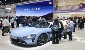 Kiinassa sähköauto on kohta jo bensapeliä suositumpi – katso video Pekingin automessuilta