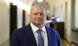 Ampumavälikohtauksesta epäillyn kansanedustaja Vornasen virka-aseen kohtalosta ei varmaa tietoa
