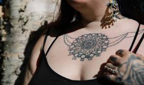 Tatuoidut saamelaiset kertovat tarinoista ihollaan – niissä on kaihoa, kotiseuturakkautta ja aktivismia