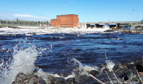 Kalastaja pelastettiin jäälauttojen puristuksesta Kemijoen voimalaitoksen alapuolella – voimalaitos piti sulkea puoleksi tunniksi