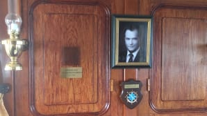 Presidentti Sauli Niinistön kuva SS Saimaan salongissa.