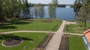Kotkaniemen puutarha keväällä yläkerran ikkunasta