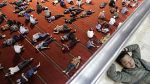 Indonesian muslimeja makoilee Istiqlalin moskeijassa Ramadania viettäen.