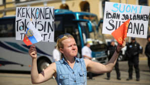 Ihmiset osoittivat mieltään Helsingin Senaatintorilla Trumpin ja Putinin tapaamisen aikaan 16. heinäkuuta.