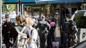 Poliisi pidättää mielenosoittajia taidemuseo Kiasman edustalla Helsingissä.