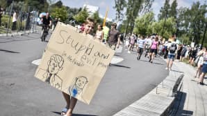 Ihmiset osoittivat mieltään Helsingin huippukokousta vastaan 16. heinäkuuta.