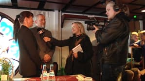 Missin vanhempien haastattelua juhlassa.