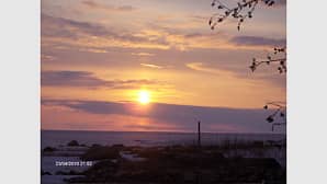 Keväinen auringonlasku Ohtakarissa ,meri vielä jäässä.