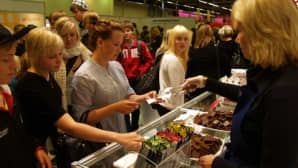 Suklaamaistiaiset houkuttelivat tiskin ääreen nuorta väkeä.
