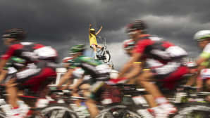 Keltapukuinen fani kannustaa Tour de France-pyöräilykilpailun osallistujia Ranskassa.