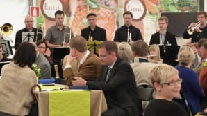 Big band soittaa asuntomessujen avajaisyleisölle