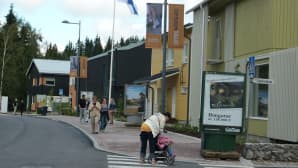 Taloja ja yleisöä asuntomessuilla