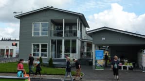 Omakotitalo ja asuntomessuyleisöä