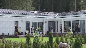 Ihmsiä asuntomessutalon terassilla.
