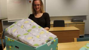 Sonja Alm pääsi tutkimaan ensimmäisten joukossa uutta äitiyspakkausta.