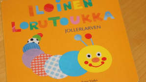 Tänä vuonna äitiyspakkauksessa oleva kirja on nimeltään Iloinen lorutoukka.
