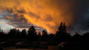 Laskevan auringon oranssiksi värjäämiä pilviä
