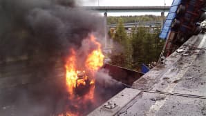 Palava rekka roikuu osittain sillalta Tampereen Lakalaivan monitasoliittymässä