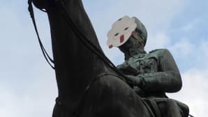 Mannerheimin ratsastajapatsas Helsingissä naamari kasvoillaan.