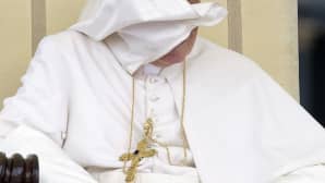 Tuuli puhalsi paavi Benedictus XVI:n shaalin tämän kasvoille.