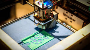 3D-printteri tulostaa muovilevyä.