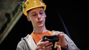 Juuso Metsävuori esittelee rakentamaansa robottia.