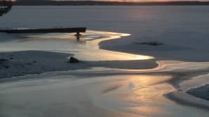 Pyhäjärven jäätä auringossa