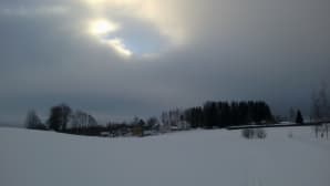 Aurinko pilkistää pilven takaa
