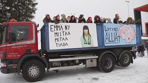 Kangasalan lukion abeja kuorma-auton lavalla.