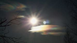 Aurinko ja pilviä taivaalla.