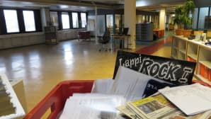 Lappi rock I -vinyylilevy muuttolaatikossa, taustalla tyhjä toimitusmaisema Torikadulta.