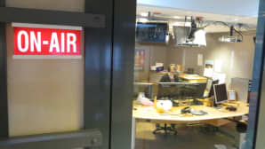 On air - valo palaa studion ovenpielessä. Laura Holappa juontaa.