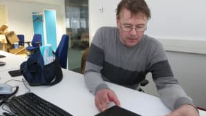 Kyösti Vaara tutustuu työpisteeseensä Yle Perämeren uusissa toimitiloissa Tietokadulla.