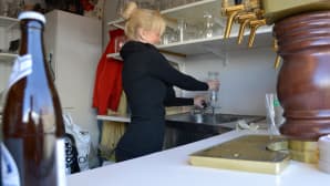 Anna-Mari Kaksonen huuhtelee olutlasia.