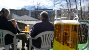 Metron terassille kerääntyi asiakkaita viimeistä kertaa.