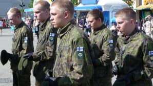Itä-Suomen sotilasläänin alueellinen puolustusvoimain lippujuhlapäivän paraati Joensuussa 2013.