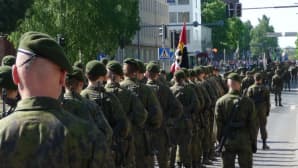 Itä-Suomen sotilasläänin alueellinen puolustusvoimain lippujuhlapäivän paraati Joensuussa 2013.