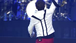 Laulaja Matthew Bellamy kuvattuna takaa.