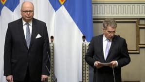 Eduskunnan puhemies Eero Heinäluoma kuuntelee vieressä, kun tasavallan presidentti Sauli Niinistö avaa vuoden 2014 valtiopäivät eduskunnan täysistuntosalissa.
