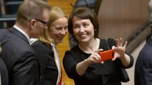 Kokoomuksen kansanedustaja Raija Vahasalo (oik.) ottaa valokuvaa matkapuhelimella vuoden 2014 valtiopäivien avajaisten jälkeen eduskunnan täysistuntosalissa