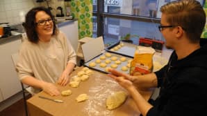 Salla Syvänen ja Esko Pullainen pyörittävät laskiaispullia.