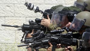 Israelilaissotilaita palestiinalaisten mielenosoituksen aikana.