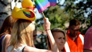 Kuvassa on Pietarsaaren Jeppis Pride-kulkueeseen osallistuneita ihmisiä.