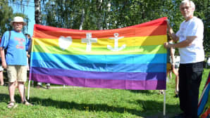 Kuvassa on Pietarsaaren Jeppis Pride-kulkueeseen osallistuneita ihmisiä.