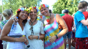 Kuvassa on Pietarsaaren Jeppis Pride-kulkueeseen osallistuneita ihmisiä.