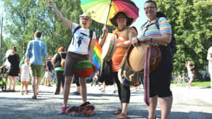 Kuvassa on Pietarsaaren Jeppis Pride-kulkueeseen osallistuneita ihmisiä.