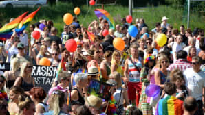 Kuvassa on Pietarsaaren Jeppis Pride-kulkueeseen osallistuneita ihmisiä.